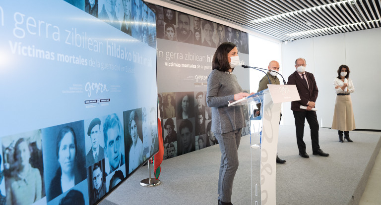 Beatriz Artolazabal ha presentado la versi&oacute;n web de la base de datos de v&iacute;ctimas mortales de la Guerra Civil en Euskadi